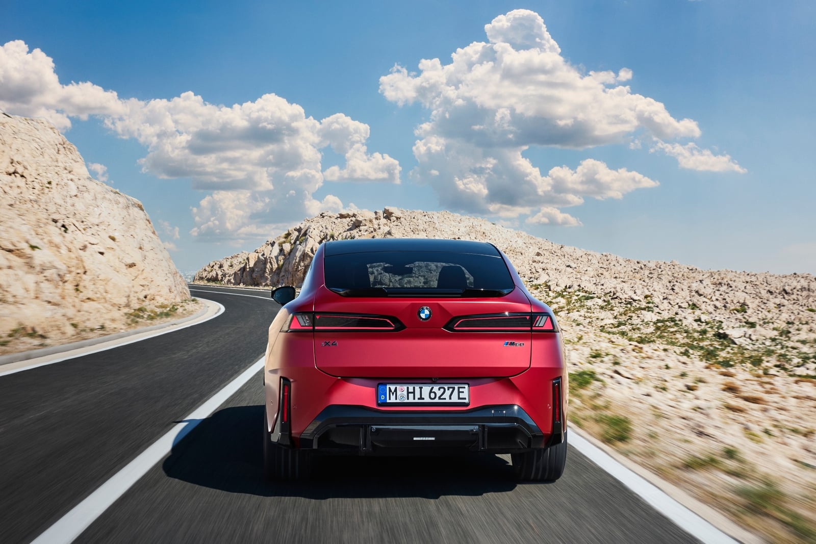 Zaga deportiva y aerodinámica del BMW iX4 M60 xDrive en carretera