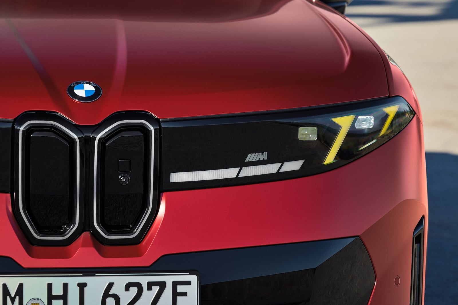 Detalle del frontal Neue Klasse con paquete BMW Iconic Glow y firma M Yellow